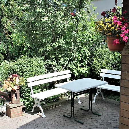 Garden Apartment, Cleaning Included Apartment Klutz